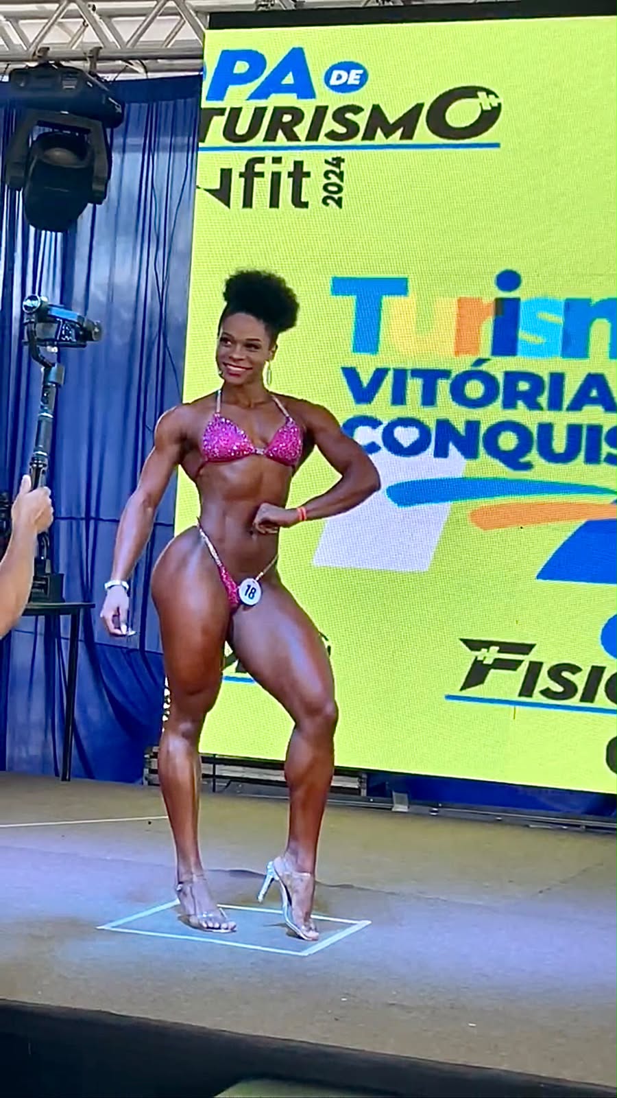Beatriz no palco do CONFIT 2024